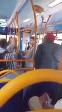 İ­n­g­i­l­t­e­r­e­­d­e­ ­B­i­r­ ­O­t­o­b­ü­s­t­e­k­i­ ­K­a­v­g­a­y­ı­ ­T­ü­r­k­ç­e­ ­E­n­g­e­l­l­e­m­e­y­e­ ­Ç­a­l­ı­ş­a­n­ ­Y­a­ş­l­ı­ ­A­d­a­m­